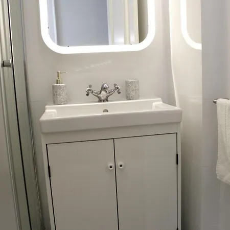 Augusta Street 213 - 2 Esq Daire